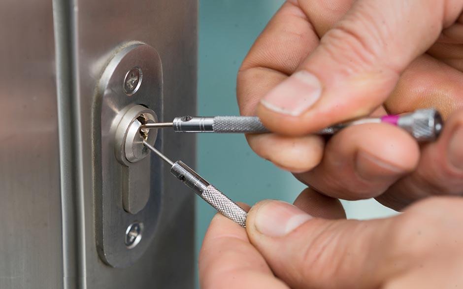 ouverture de porte claquée serrurier Aubagne